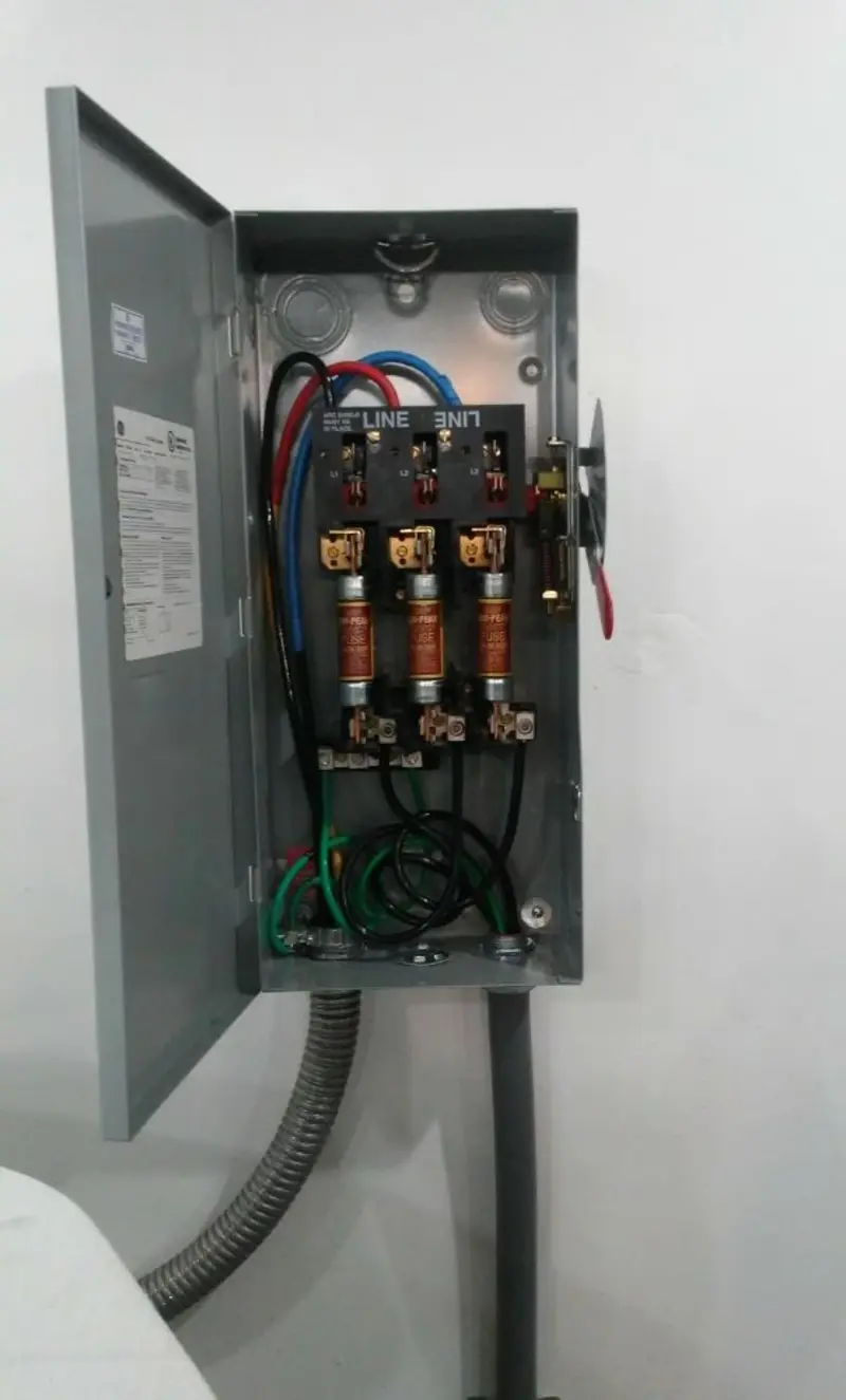 Three-phase disconnect switch installed for Smoke Detector Installation in Sandwich